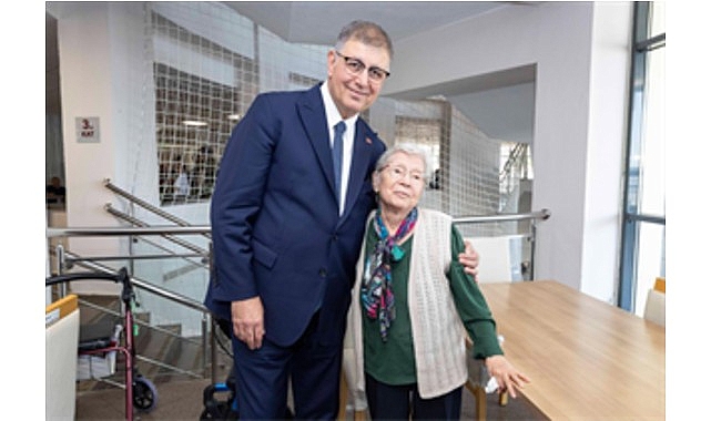 Başkan Tugay&rsquo;dan bayram &ouml;ncesi huzurevi ve hastane ziyareti