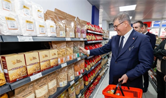 Başkan Tugay&rsquo;ın g&uuml;venilir ve uygun fiyatlı market s&ouml;z&uuml; ger&ccedil;ek oldu Tanzim satış ruhu İZMAR ile k&uuml;llerinden doğdu