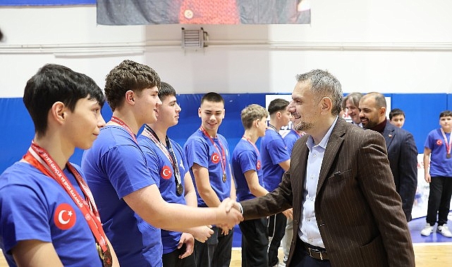 Başkan Vekili Akın&rsquo;dan gen&ccedil; sporculara tam destek