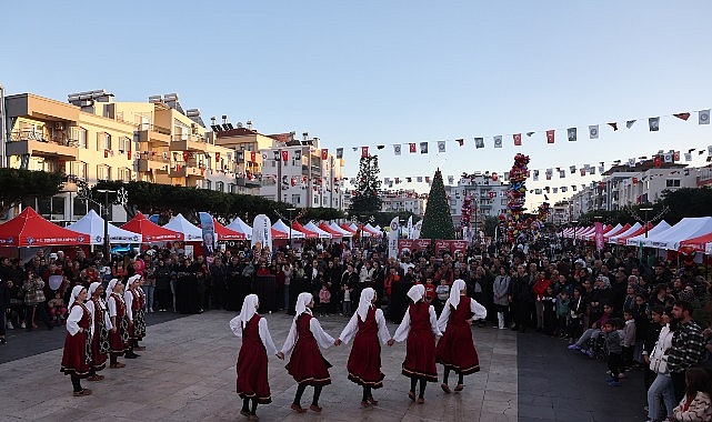 Başkan Vekili B&uuml;şra &Ouml;zdemir Noel Baba Festivali&rsquo;ne katıldı