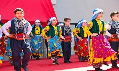 Başkan Vekili İbrahim Akın, &ouml;ğrencilerin karne sevincine ortak oldu