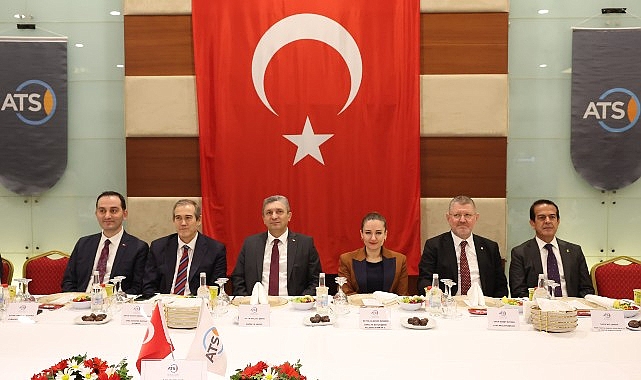 Başkan Vekili &Ouml;zdemir iş d&uuml;nyası ile iftarda bir araya geldi