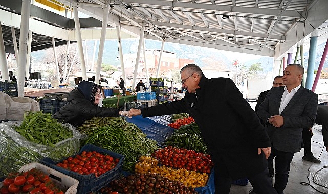 Başkan Yardımcısı Emin G&uuml;l ve kardeşi Emel G&uuml;l Kurga&rsquo;dan pazar esnafına &ccedil;orba ikramı