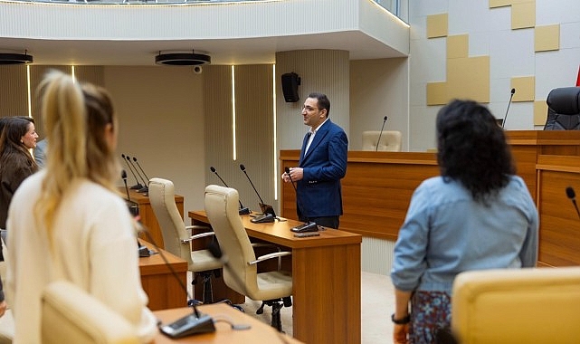 Başkan Yiğit, Yeni Evlenen &Ccedil;iftlere Destek Kartlarını Teslim Etti