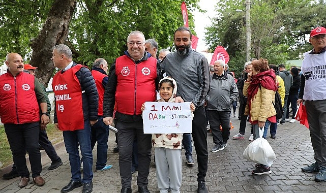Başkan Zeyrek, 1 Mayıs&rsquo;ta Emek&ccedil;ilerle Omuz Omuza Y&uuml;r&uuml;d&uuml;