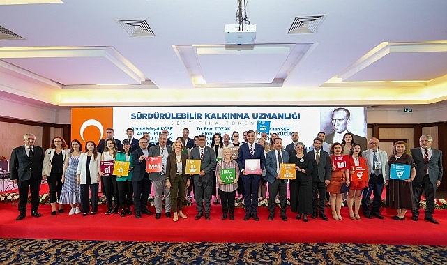 Başkan Zeyrek: &ldquo;Zirvede ortaya &ccedil;ıkan fikirler, Manisa&rsquo;nın geleceği i&ccedil;in bir eylem rehberine d&ouml;n&uuml;şecek&rdquo;