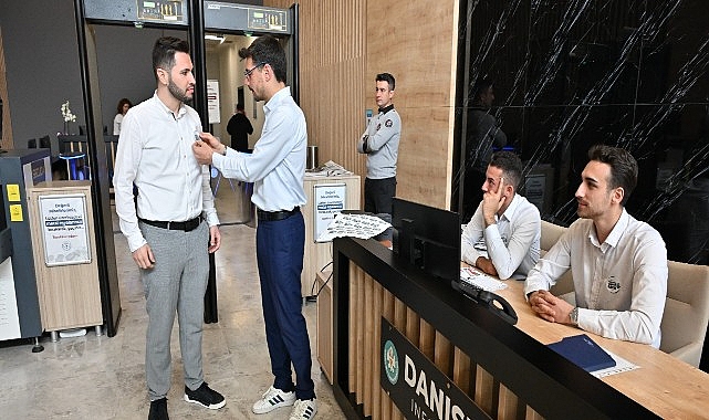 Başkan Zeyrek&rsquo;ten Sağlık &Ccedil;alışanlarına Destek A&ccedil;ıklaması Yapıp &Ccedil;ağrıda Bulundu