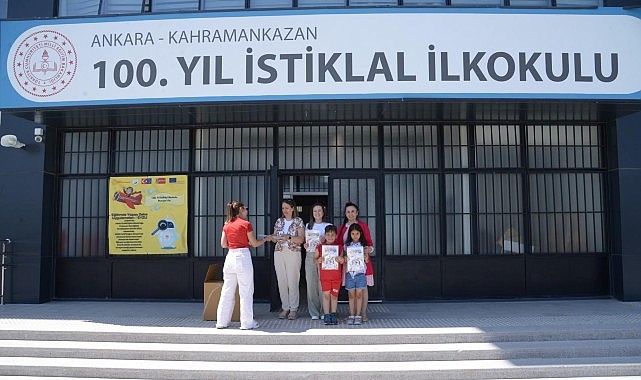 Başkan&rsquo;dan Miniklere İl&ccedil;eyi Tanıtan Karne Hediyesi