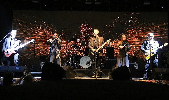 Bayındır 26. Uluslararası &Ccedil;i&ccedil;ek Festivalinin 2. G&uuml;n&uuml;nde Haluk Levent R&uuml;zgarı Esti