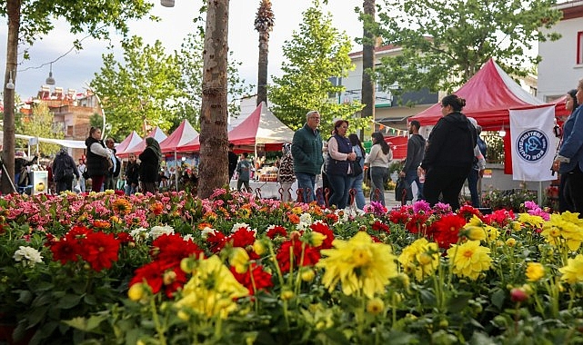 Bayındır 26. Uluslararası &Ccedil;i&ccedil;ek Festivali&rsquo;nin ilk G&uuml;n&uuml; Dolu Dolu Ge&ccedil;ti