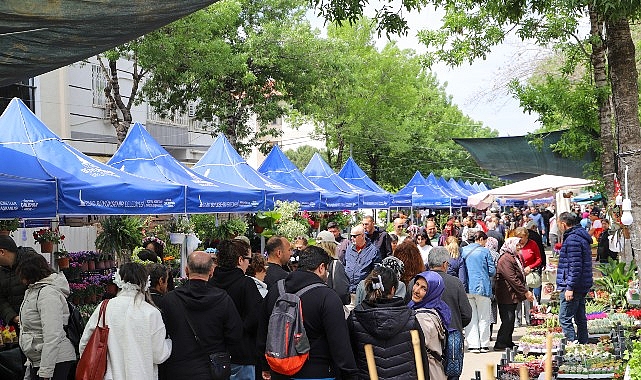 Bayındır &Ccedil;i&ccedil;ek Festivali&rsquo;nde 3. G&uuml;n Coşkusu: Sokaklar Ziyaret&ccedil;i Akınına Uğradı