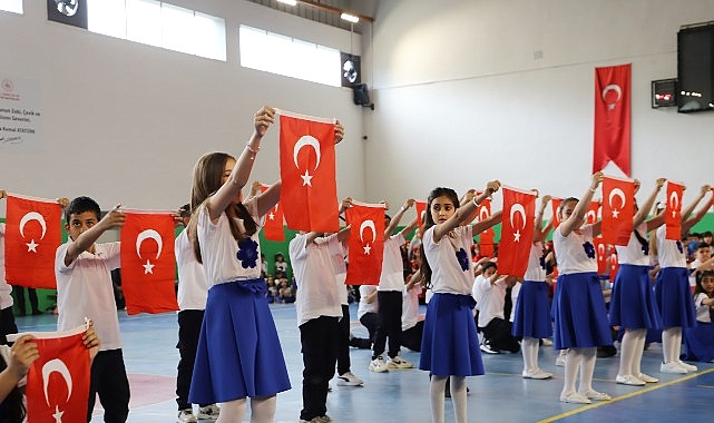 Bayındır&rsquo;da 23 Nisan Coşkusu: Geleceğin Başkanları Makamı Devraldı