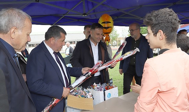 Bayındır&rsquo;da 23 Nisan Coşkusu G&ouml;ky&uuml;z&uuml;ne Taşındı: Stadyumda U&ccedil;urtma Şenliği