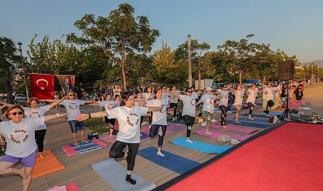 Bayraklı sahilde buluşup, yoga yaptılar - D&uuml;nya Yoga G&uuml;n&uuml;&rsquo;nde renkli etkinlik