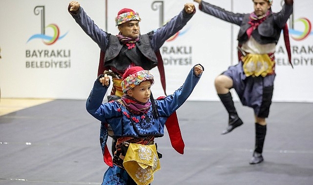 Bayraklı'da halk dansları g&ouml;sterisi nefes kesti