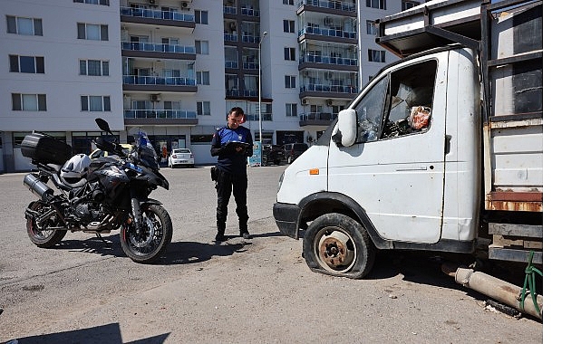 Bayraklı'da hurda ara&ccedil;lar kaldırılıyor