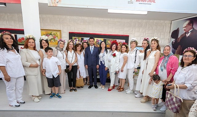 Bayraklı&rsquo;da &uuml;reten kadınlar el sanatlarını sergiledi
