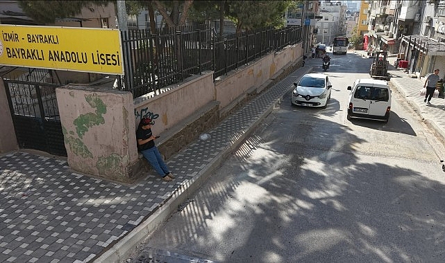 Bayraklı'da yol yenileme &ccedil;alışmaları hız kesmiyor