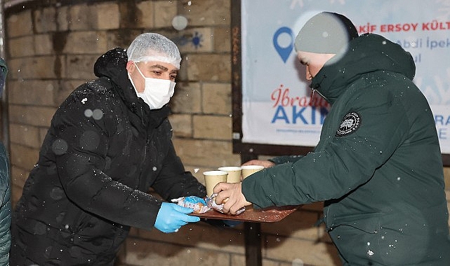 Bayrampaşa Belediyesi&rsquo;nden sıcak &ccedil;orba ikramı