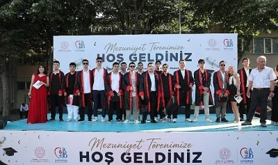 Bayrampaşa&rsquo;da liselerde mezuniyet coşkusu