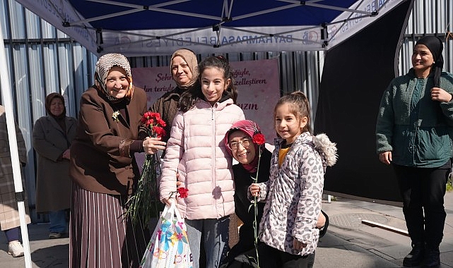Bayrampaşa&rsquo;da 8 Mart&rsquo;ta kadınlara karanfil dağıtıldı