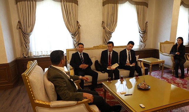 Belediye Başkanı Rasim Arı, &Ccedil;inli Misafirlerini Ağırladı