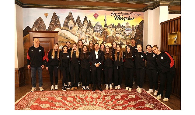 Belediye Başkanı Rasim Arı, Galatasaray Sutopu Kadın Takımı&rsquo;nı Ağırladı