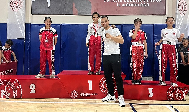 Belediye kick boks sporcularından b&uuml;y&uuml;k başarı