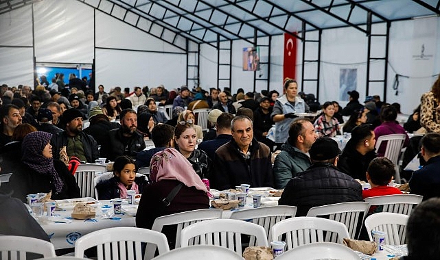 Bergama&rsquo;da Yıllar Sonra Bir İlk: Cumhuriyet Meydanı&rsquo;nda Ramazan Boyunca İftar Sofrası