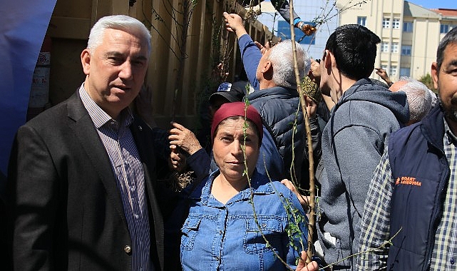 Bergama&rsquo;dan &Uuml;retime B&uuml;y&uuml;k Destek: Ahlat Ağa&ccedil;ları Aşılandı, Binlerce Fidan Dağıtıldı