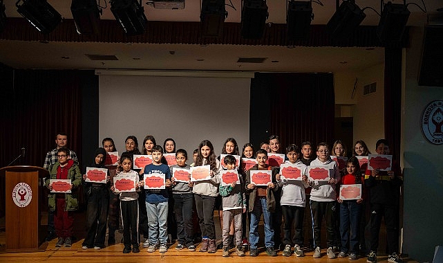 Bilimle b&uuml;y&uuml;yen Bornova&rsquo;da 179 gen&ccedil; sertifikalarını aldı