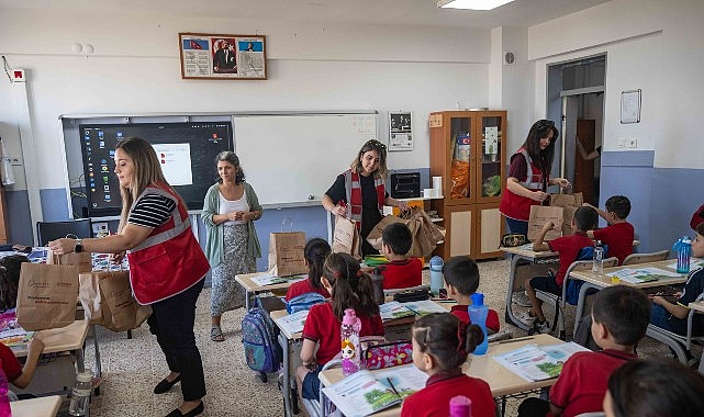 Bornova Belediyesi&rsquo;nden &Ouml;ğrencilere İlk G&uuml;n Desteği