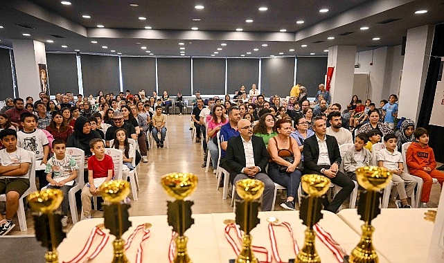 Bornova&rsquo;da 23 Nisan coşkusu satran&ccedil;la ta&ccedil;landı