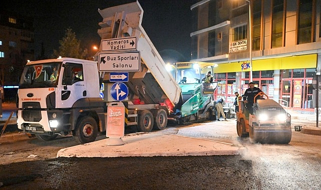 Bornova&rsquo;da gece asfalt mesaisi