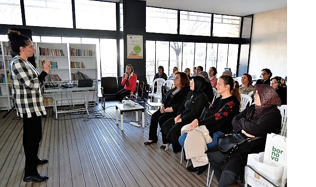 Bornova&rsquo;da kadınlar hem &uuml;retiyor hem bilin&ccedil;leniyor