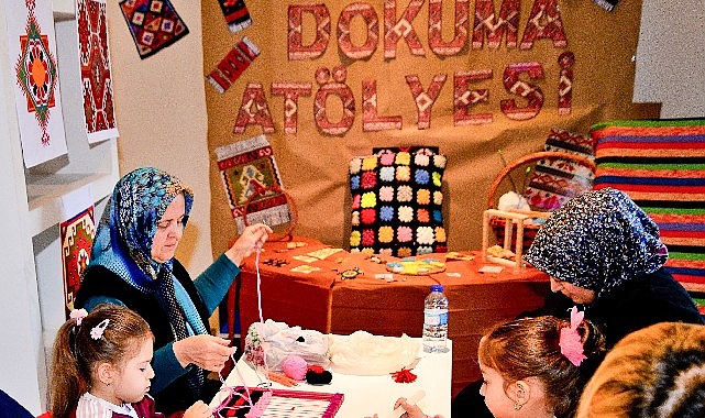 Bornova&rsquo;da minik eller tezg&acirc;h başında