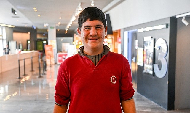Bornova&rsquo;da sinema salonu kahkahalarla doldu