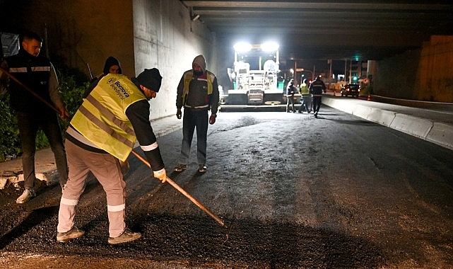 Bornova&rsquo;da yağmur bitti, asfalt serimi başladı