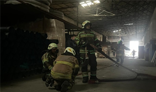 Bornova&rsquo;daki depo yangınına hızlı m&uuml;dahale