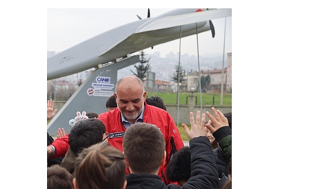Bu İl&ccedil;ede Sınava Giren &Ouml;ğrencileri İnsansı Robot Karşılıyor