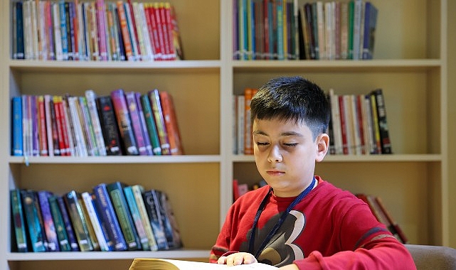 Buca Belediyesi Cumhuriyet K&uuml;t&uuml;phanesi&rsquo;nin minik bağış&ccedil;ısı