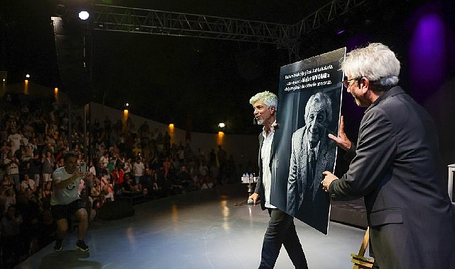 Buca Zeki &amp; Metin sahnesinin uzun s&uuml;ren sessizliği alkışlarla bozuldu