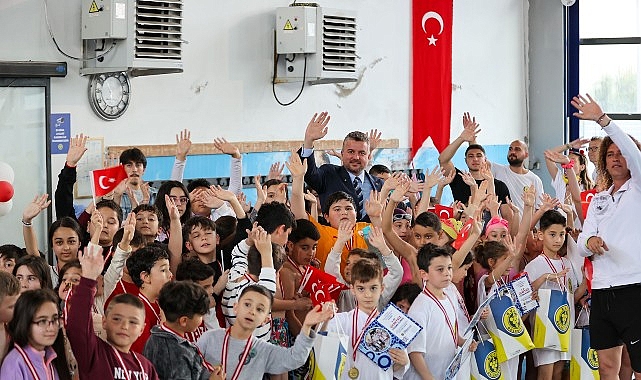 Buca&rsquo;da 23 Nisan coşkusu havuza taşındı