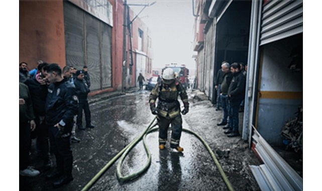 Buca&rsquo;da depo yangını kısa s&uuml;rede s&ouml;nd&uuml;r&uuml;ld&uuml;