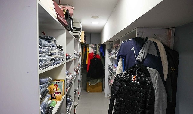 Buca&rsquo;da giysi kumbaraları ile dayanışma b&uuml;y&uuml;yor