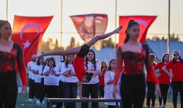 Buca&rsquo;da y&uuml;zlerce kişi &ldquo;Atam İzindeyiz&rdquo; yazdı