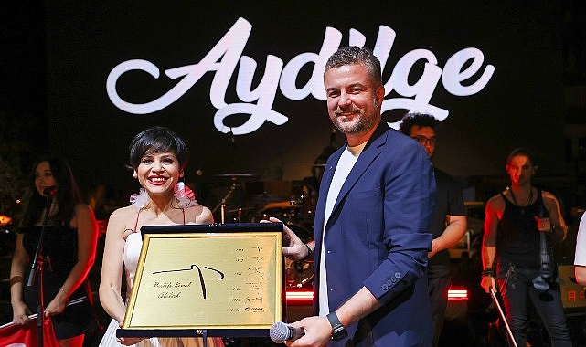 Buca&rsquo;da Zafer Bayramı coşkusu Aydilge konseri ile ta&ccedil;landı