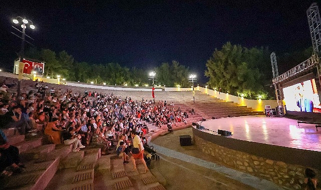 Bucalı &ccedil;ocuklar Başkan G&ouml;rkem Dumanla film izledi