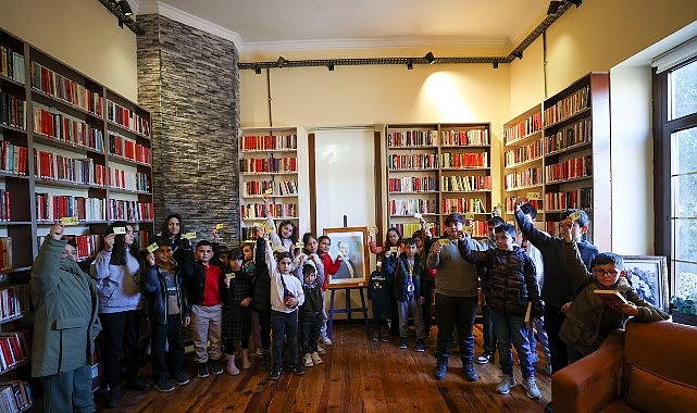 Bucalı &ccedil;ocuklar Cumhuriyet K&uuml;t&uuml;phanesi&rsquo;ni keşfetti