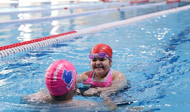 Buca&rsquo;nın yıldızı Sporium y&uuml;zme kursları ile kapılarını a&ccedil;tı